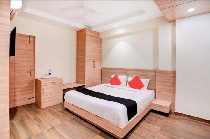 Triton Inn Lucknow Buitenkant foto